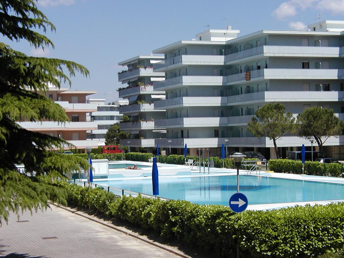 Appartamenti Valbella Con Piscina Bibione Exteriör bild