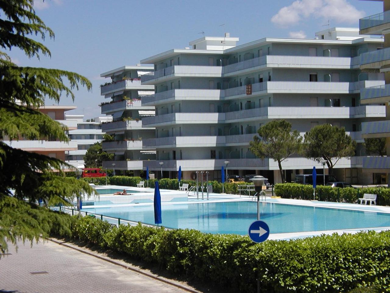 Appartamenti Valbella Con Piscina Bibione Exteriör bild